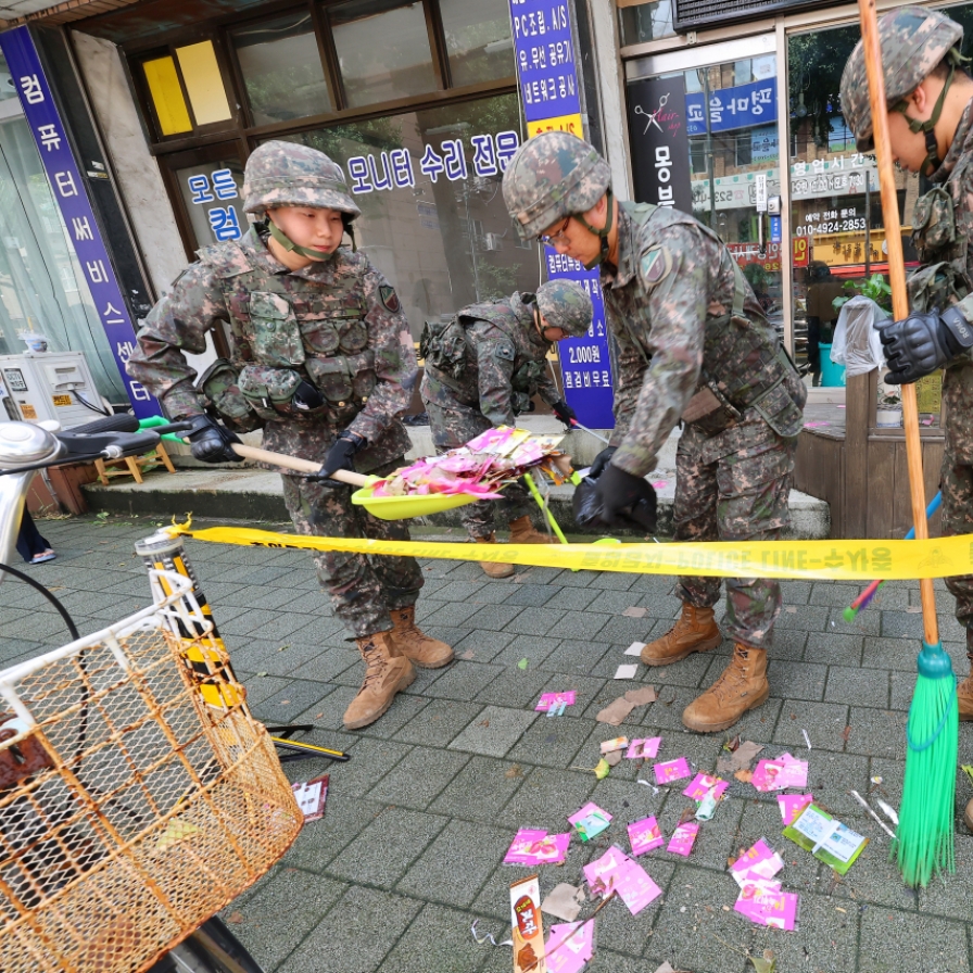 N. Korea sweet wrappers, noodles on Seoul streets in balloon blitz