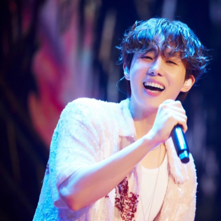 [Herald Review] Infinite leader Kim Sung-kyu mesmerizes fans with top-notch live performance with band