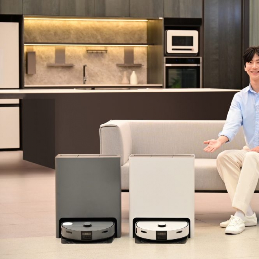 Samsung, LG to challenge Chinese rivals with 'all-in-one' robot vacuums