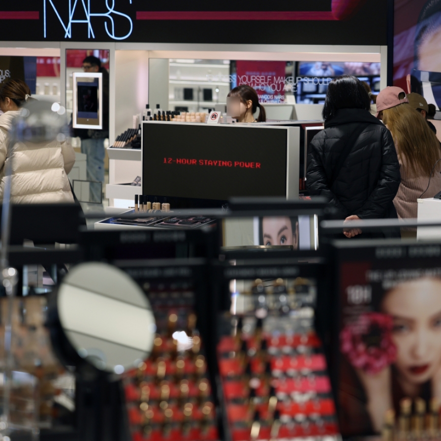 Per-customer spending at duty-free shops hits 5-year low