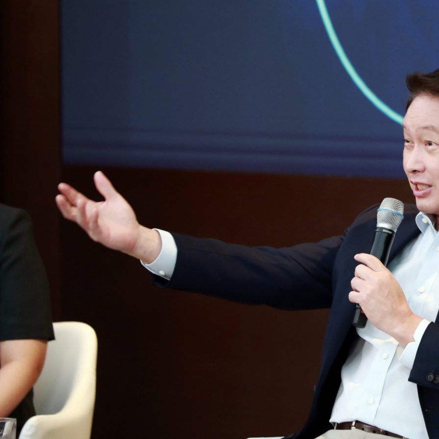 SK chief embraces AI for future growth at Icheon Forum