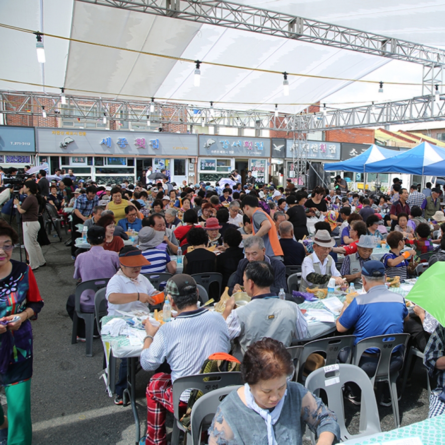 Busan entertains with seasonal fish, Dongnae mask dance