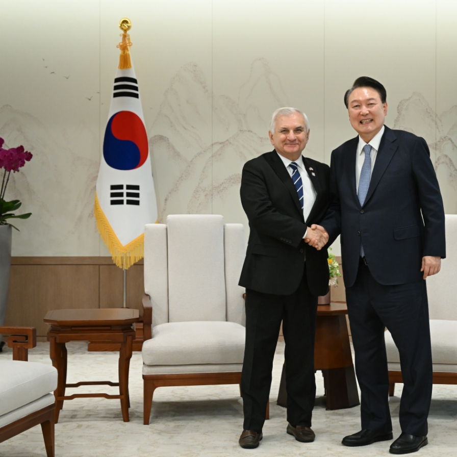 Yoon, US Senate's armed service committee chief discuss alliance, N.K. threats