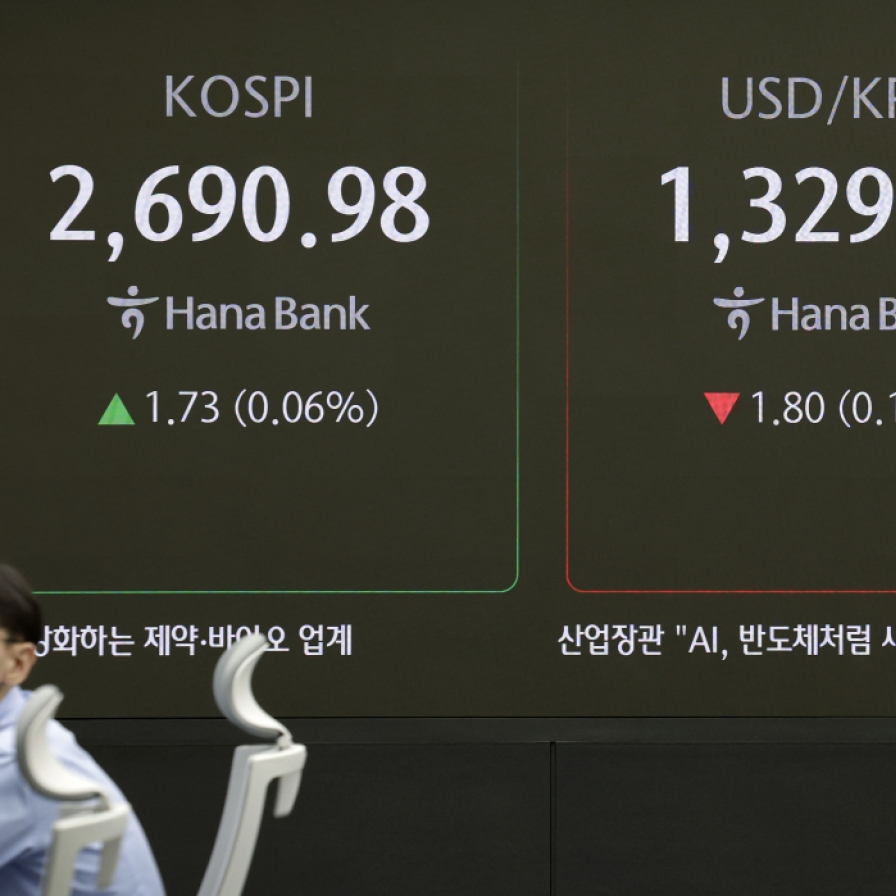 Seoul shares open tad higher on tech, auto gains