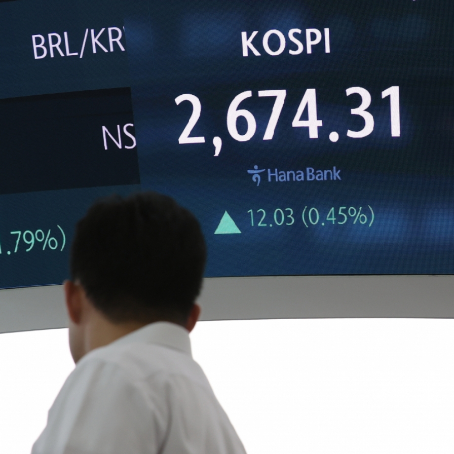 Seoul shares close higher on bargain hunting