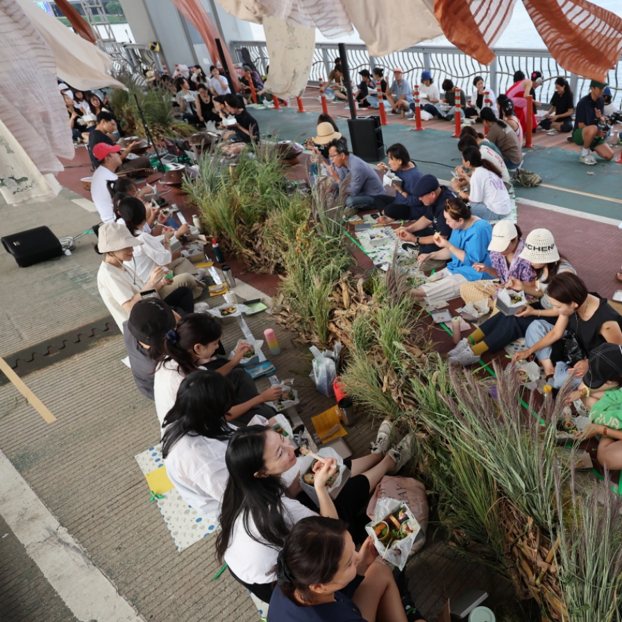 [Photo News] Art-dining performance by Han River