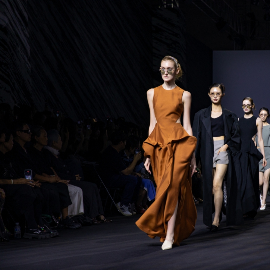 Seoul Fashion Week’s first day heavy on contrasts, harmonies