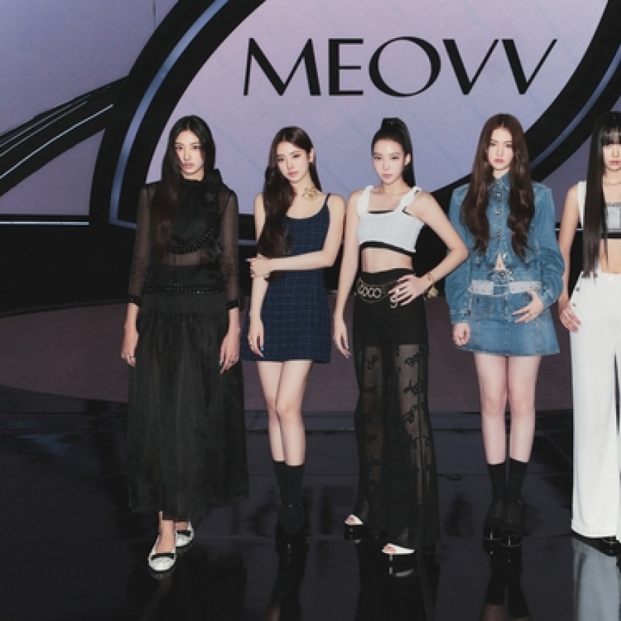 Producer Teddy's girl group Meovv debuts, showcasing dual feline charms