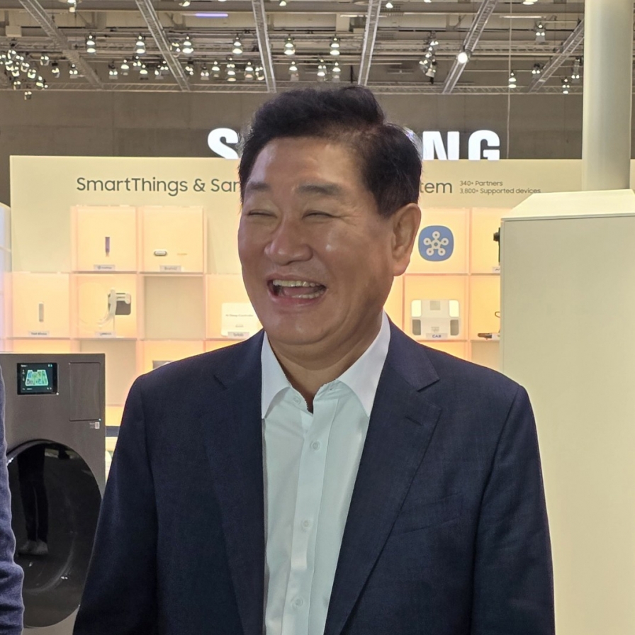 [2024 IFA] Samsung CEO weighs in with AI connectivity to take on rivals at IFA