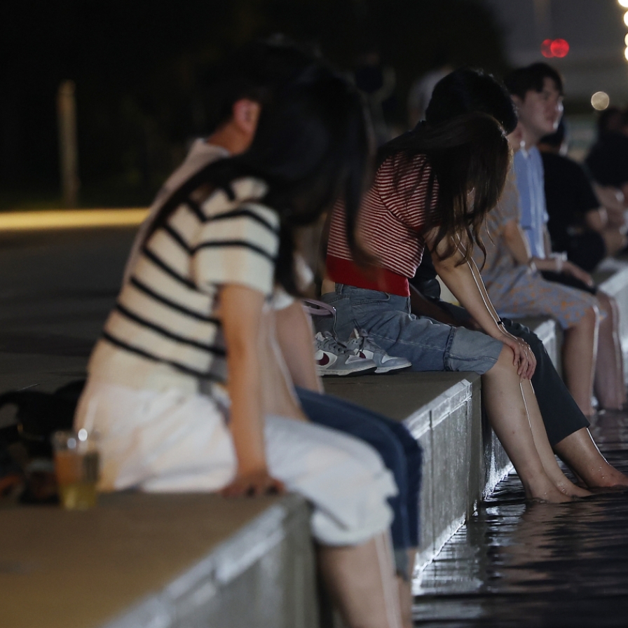 Unseasonably hot weather continues; Seoul hit by latest tropical night on record