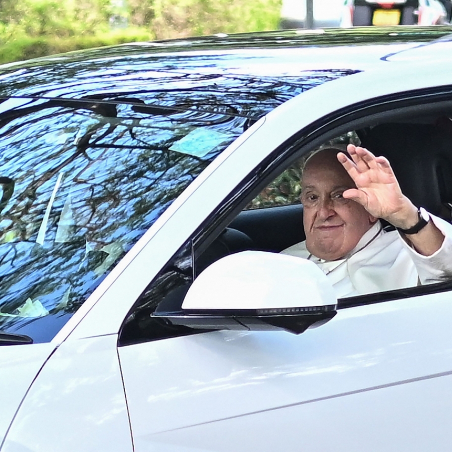 [Photo News] Pope rides Hyundai Ioniq 5 in Singapore