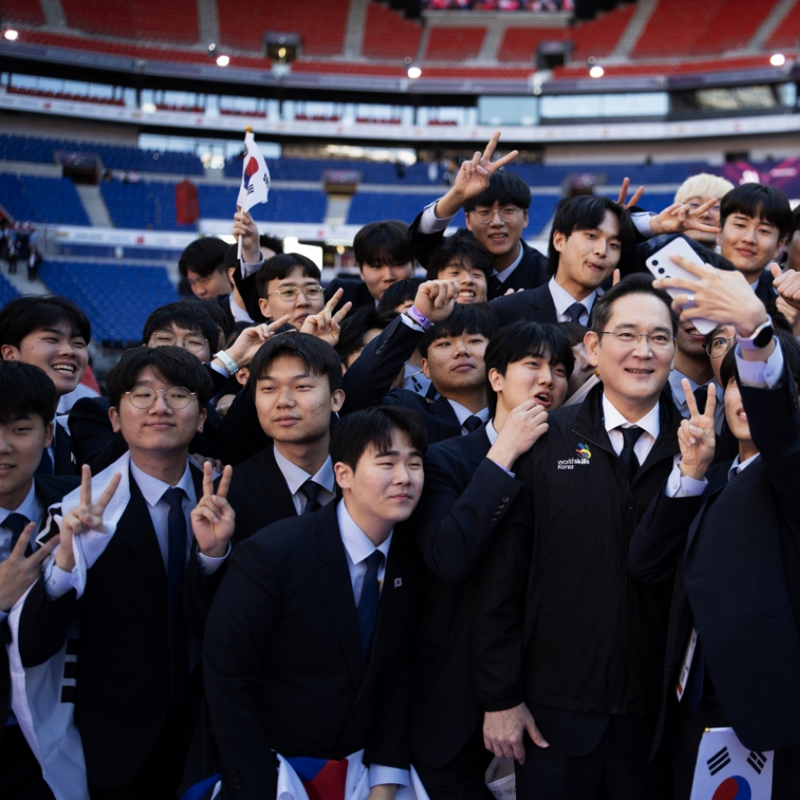 Samsung chief travels to France to encourage young talents