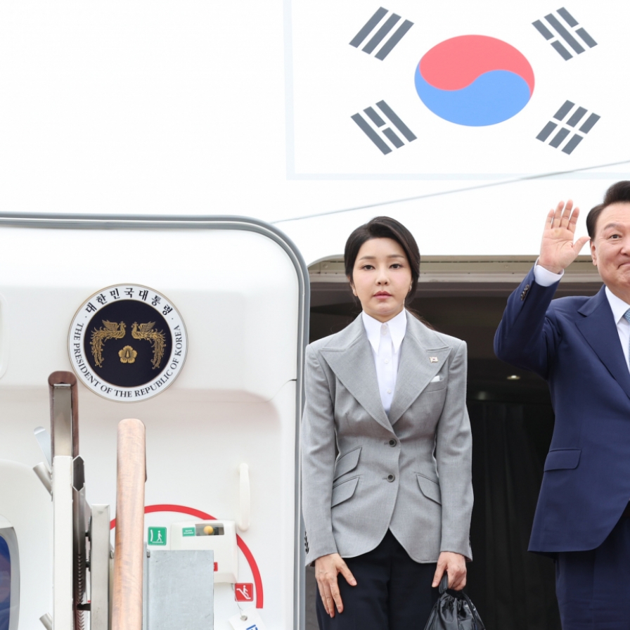 Yoon leaves for Prague to cement nuclear energy push