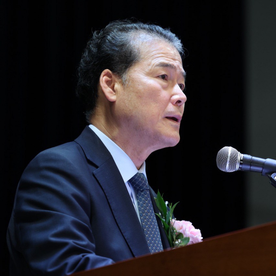 Unification minister urges N. Korea to immediately return detained S. Koreans home