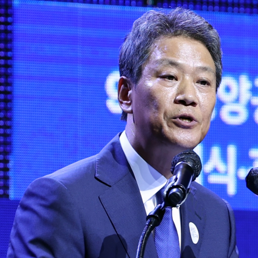 [News Focus] Ex-Moon aide slammed from both sides over remarks on leaving Koreas divided