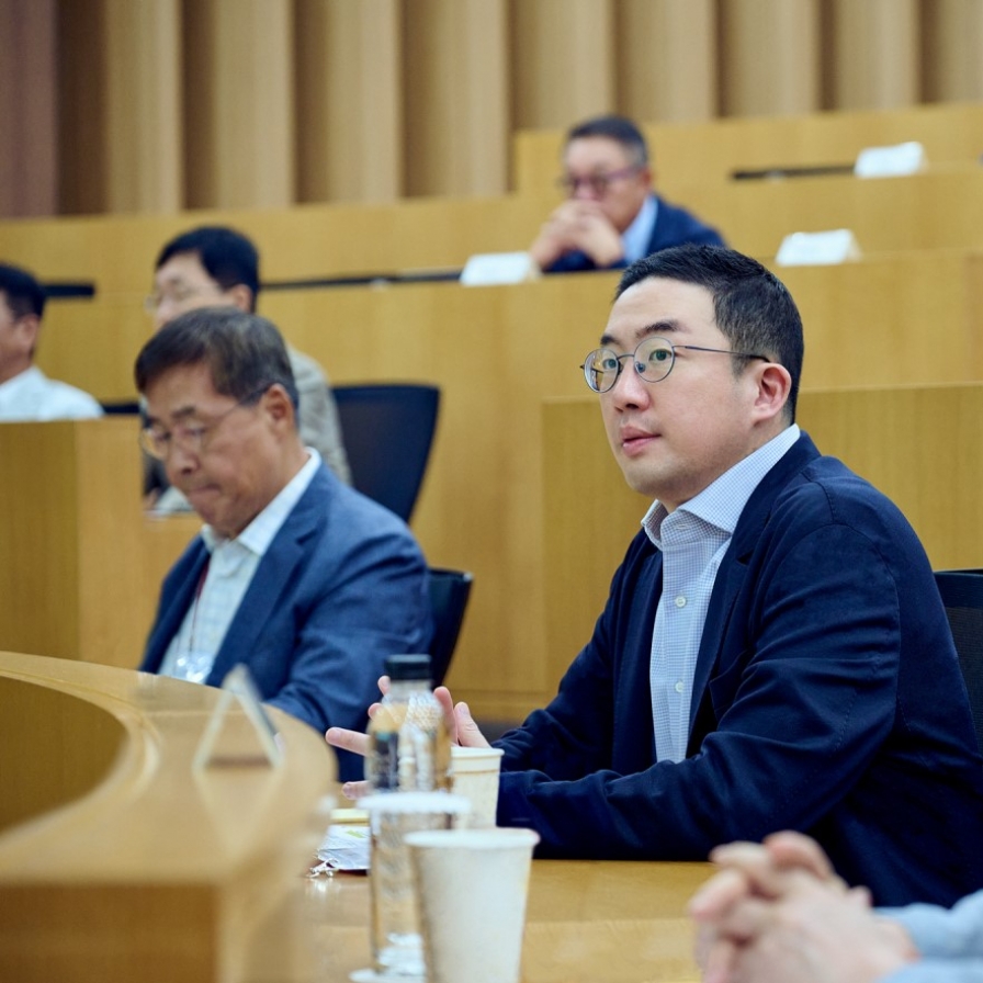 LG chairman urges to “aim higher” at CEO workshop