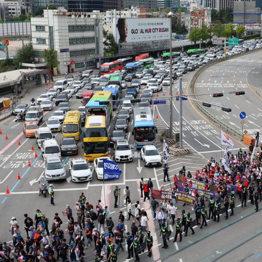 Thousands rally in Seoul to call for Yoon resignation