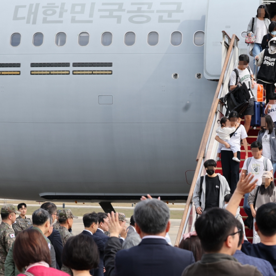 Military aircraft evacuating S. Koreans in Lebanon returns home