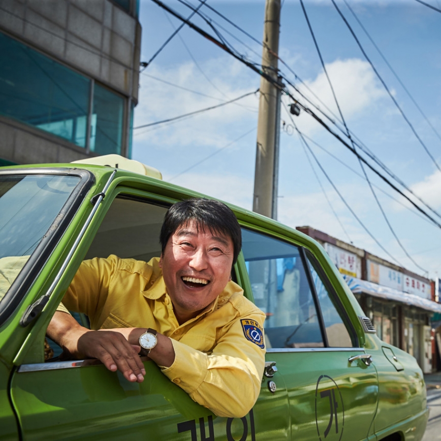 [History through films] ‘A Taxi Driver’: Simple-hearted man’s adventurous ride to Gwangju Democratic Uprising