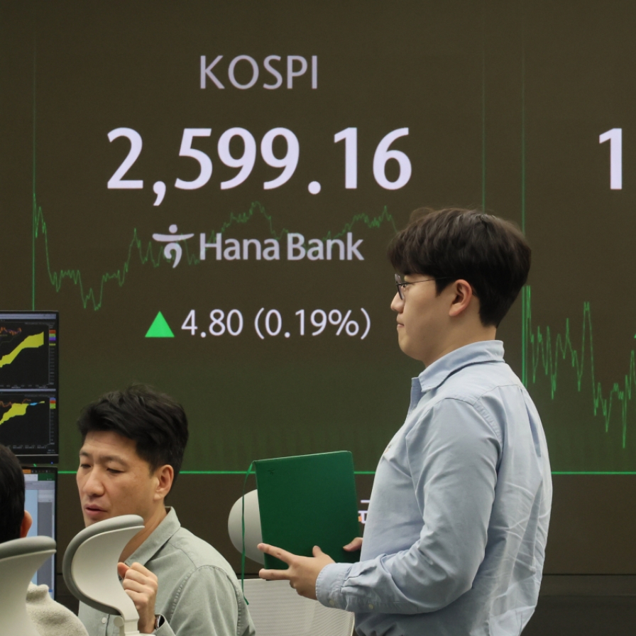 Seoul shares end tad higher on Wall Street gains