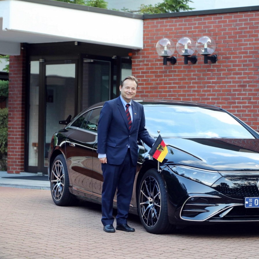 [Photo News] Mercedes for German embassy