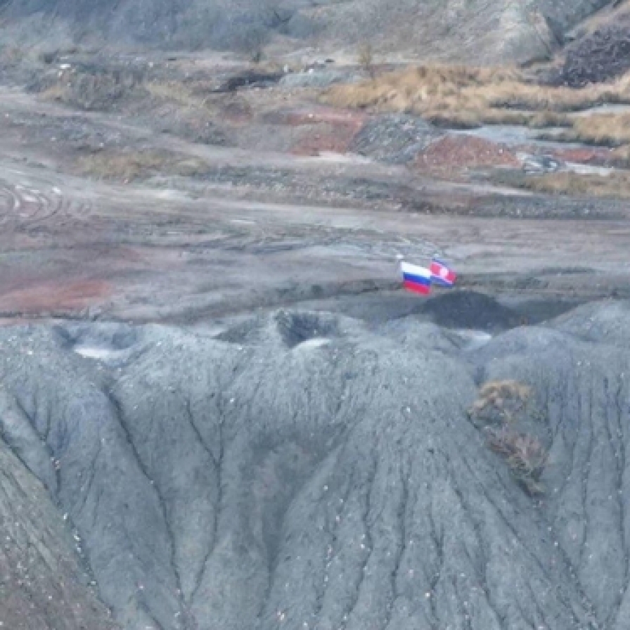 Russian, N. Korean flags displayed together on Ukraine battlefield