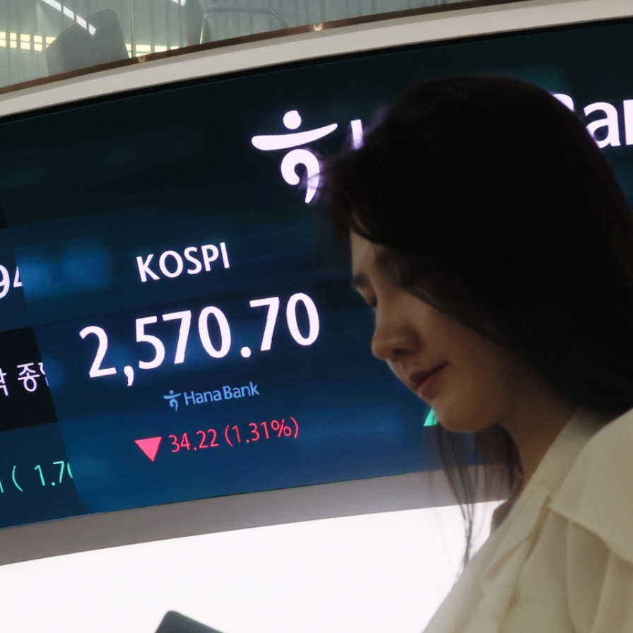 Seoul shares end lower on Samsung woes; won slips for 7th day