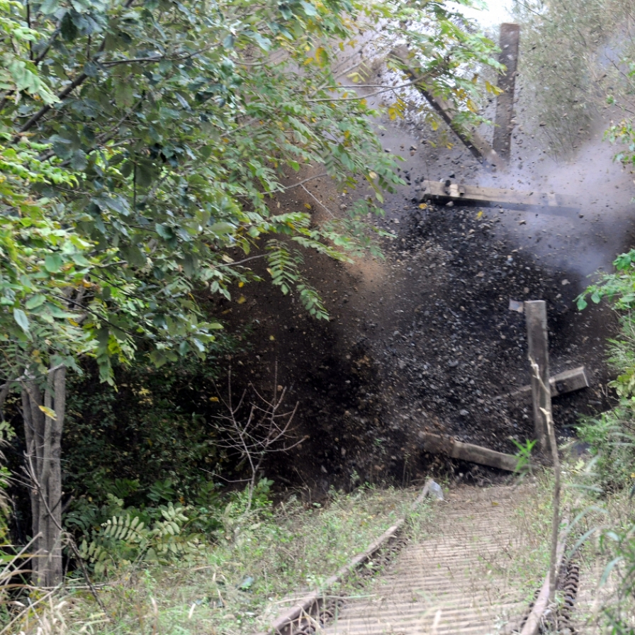 N. Korea installing unidentified structures on disconnected inter-Korean road: source