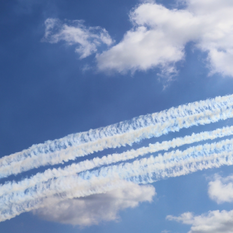 [Photo News] Sacheon Airshow paints autumn sky