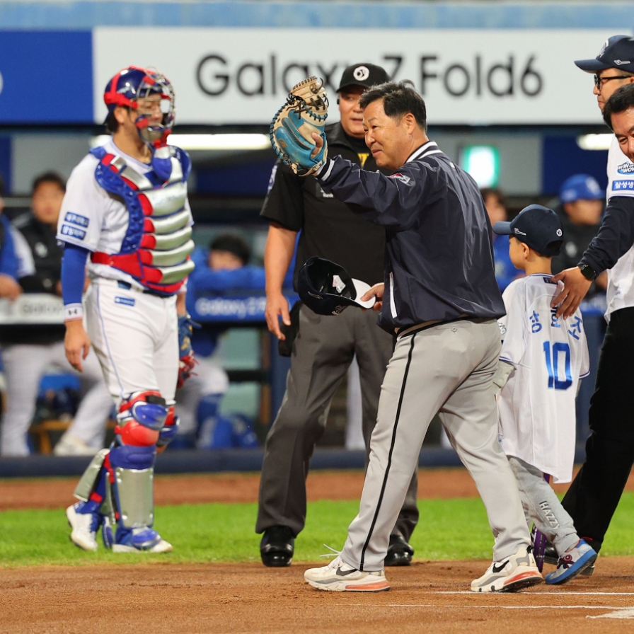 Lions legends participate in Korean Series pregame ceremony