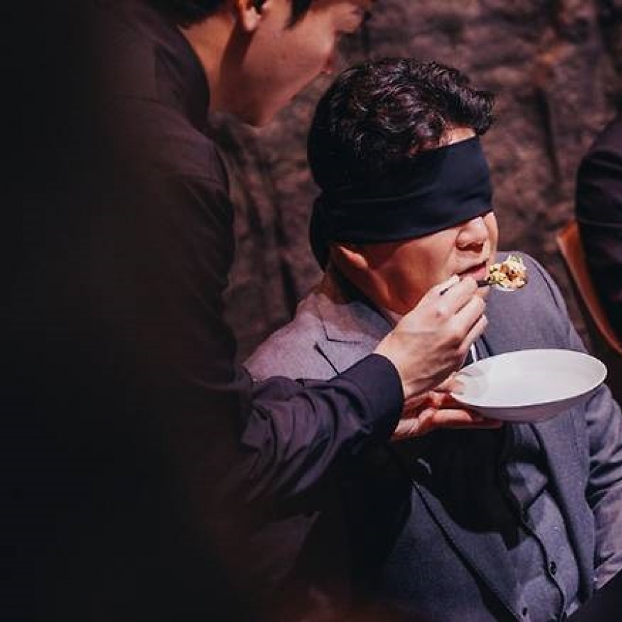 What happens when we eat blindfolded?