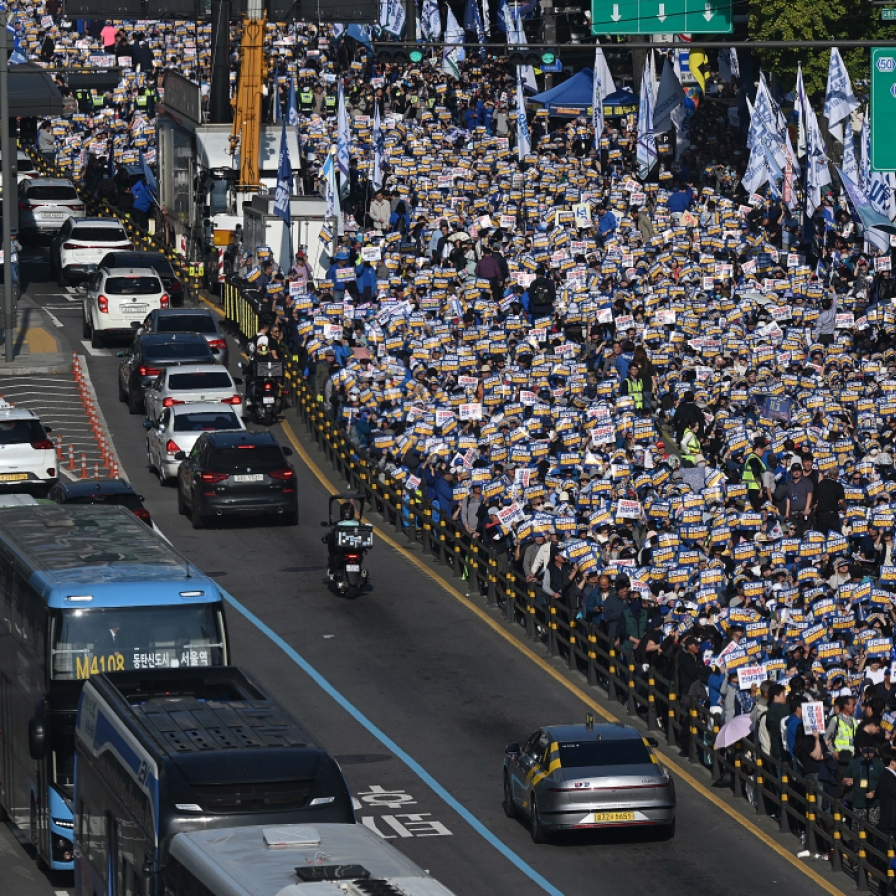 [Photo news] Rally against first couple