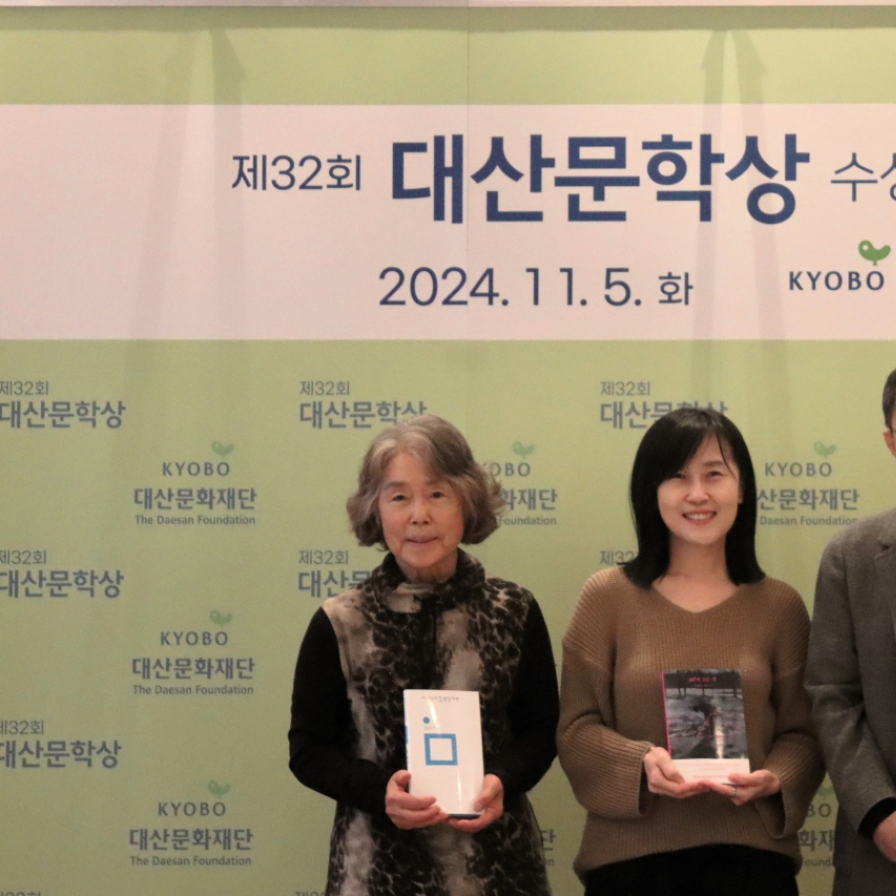 Kim Hee-sun wins Daesan Award with dystopian take on post-pandemic world