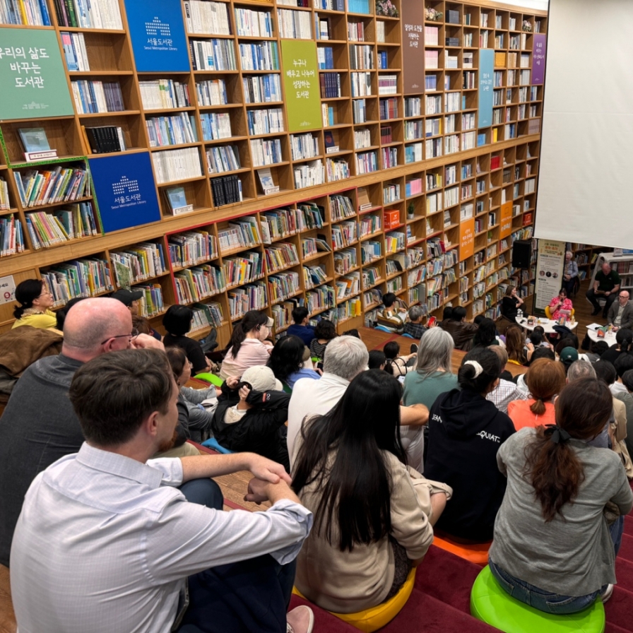 Books open doors to adventures around the world: Seoul Outdoor Library