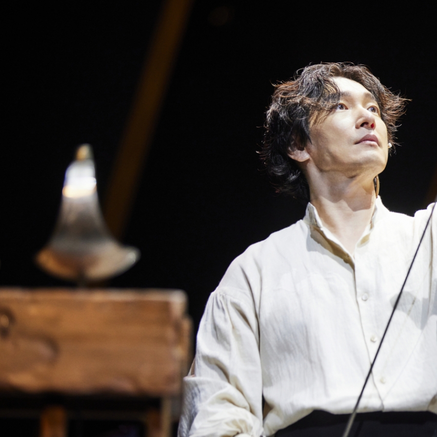 [Herald Review] Cho Seung-woo takes 'Hamlet' crown