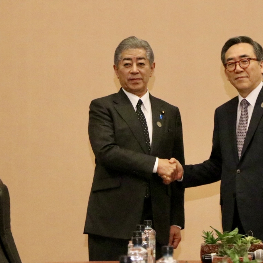 Top diplomats of S. Korea, Japan hold talks on sidelines of APEC summit in Peru