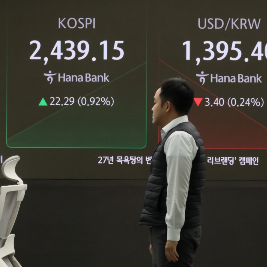 Seoul shares open higher on large-cap gains