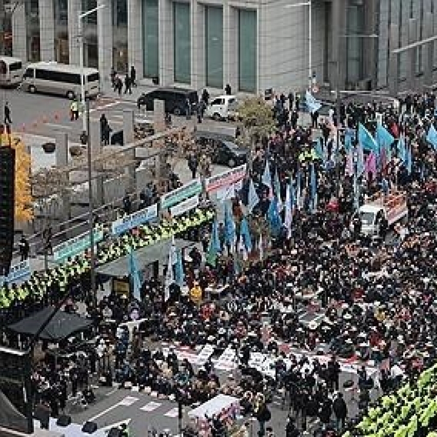 Labor union, farmers' association stage large-scale rally in downtown Seoul