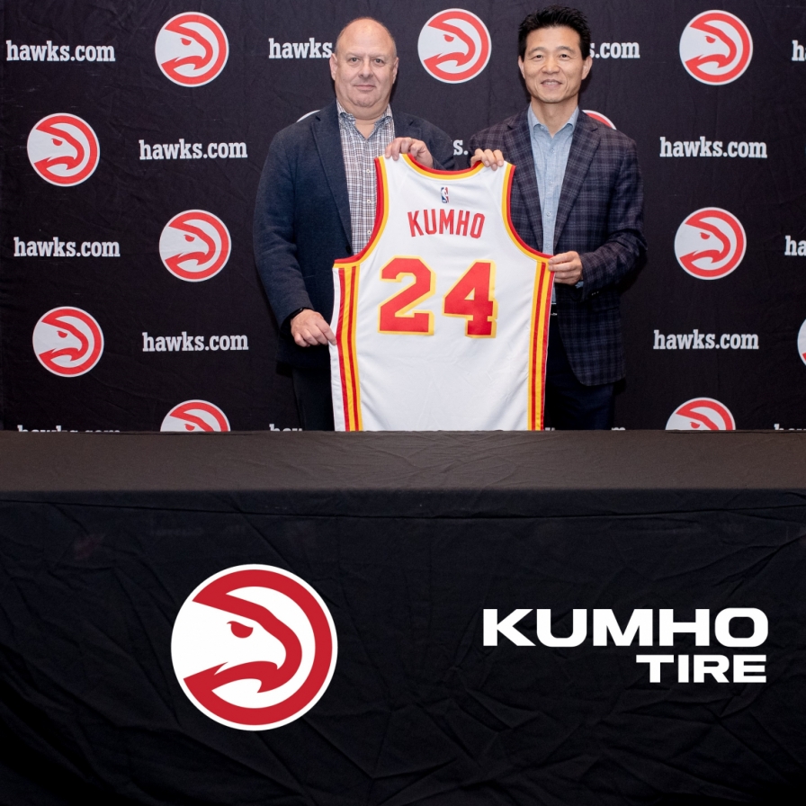 [Photo News] Kumho Tire backs Hawks on and off court