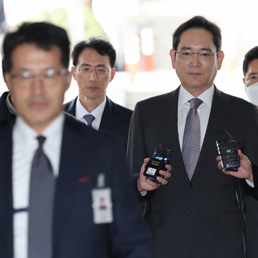 Prosecutors seek 5-year prison term for Samsung chief in merger retrial