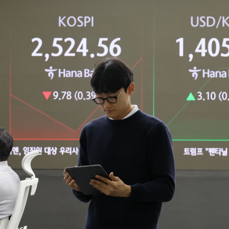 Seoul shares open lower on slump in autos, financials