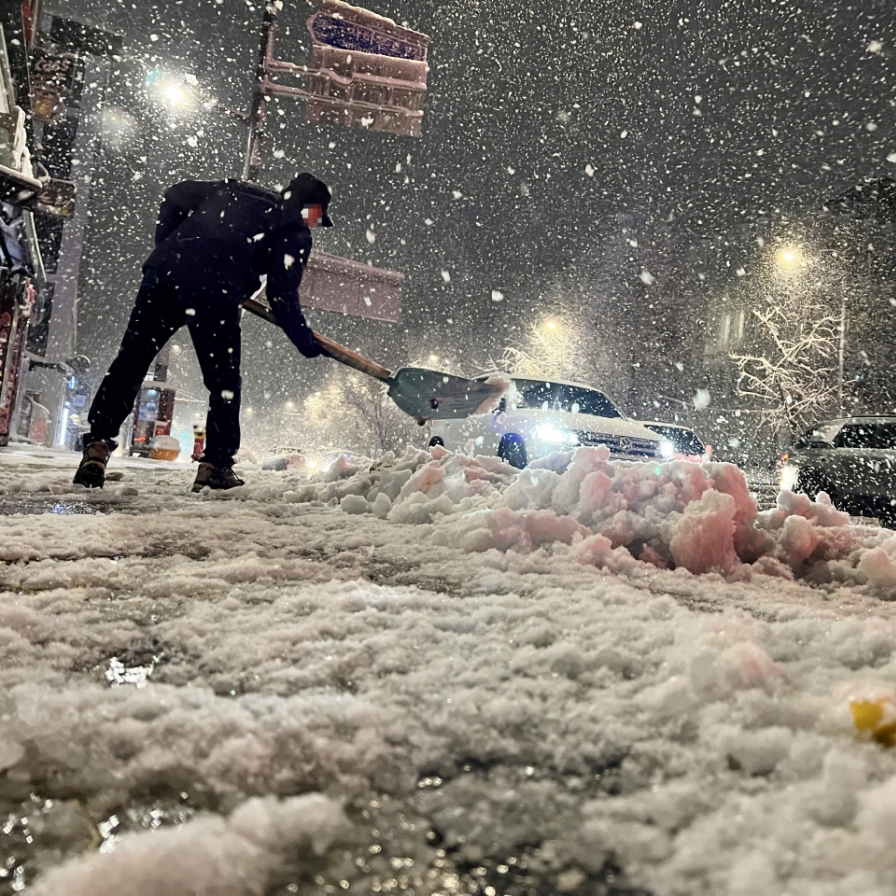 Heavy snow alerts issued in greater Seoul area, Gangwon Province; over 20 cm of snow seen in Seoul