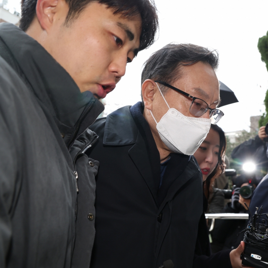 Court denies arrest warrant for ex-Woori Financial chief in loan scandal