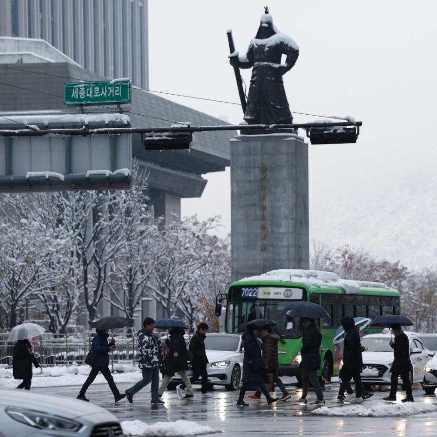 Heavy snow of up to 40 cm blankets Seoul for 2nd day