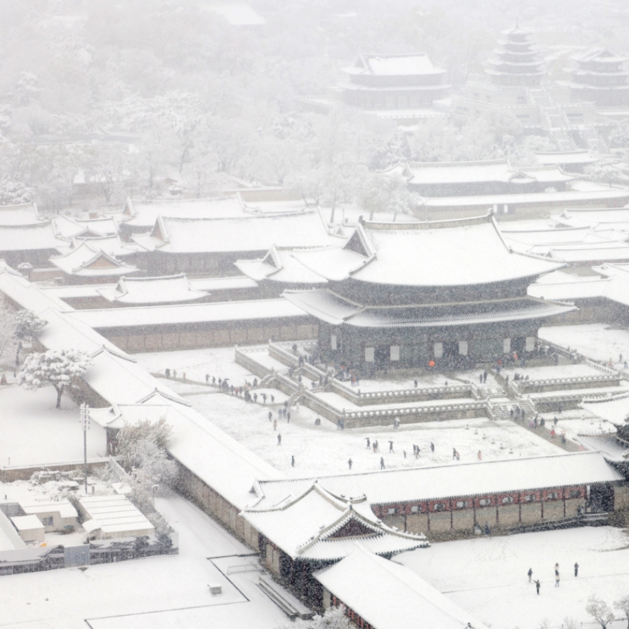 Palaces shut down over record snow