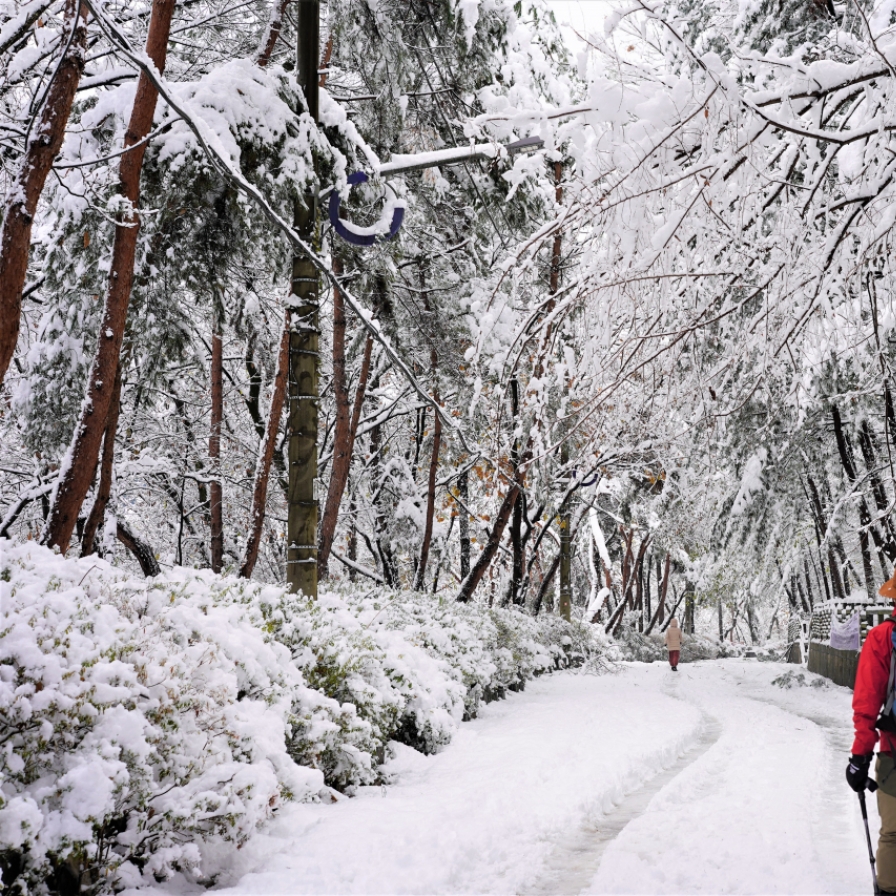 Hikers thrilled by early winter mountainscape