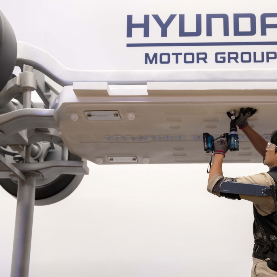 [From the Scene] Hyundai Motor unveils lighter, wearable exoskeleton for heavy lifting