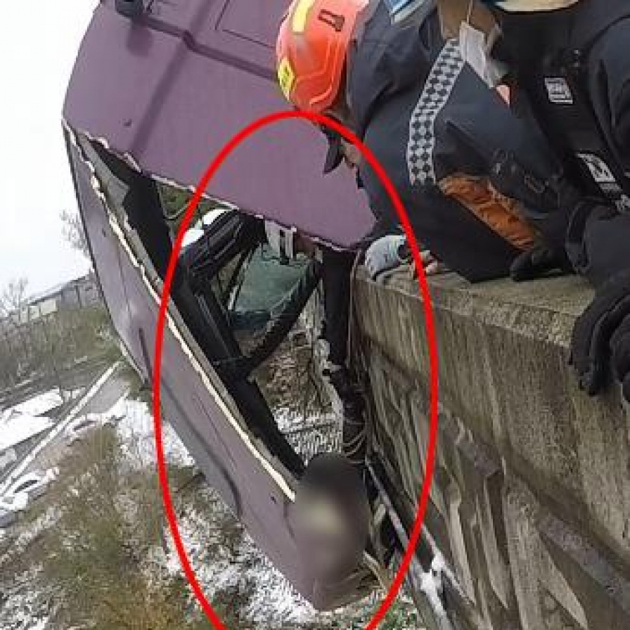 Firefighter holds truck driver for 45 minutes to save him from falling off bridge