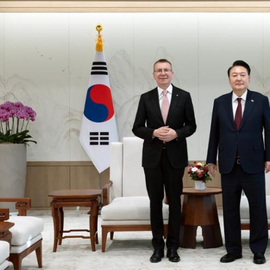 S. Korean, Latvian presidents agree to expand bio, defense cooperation