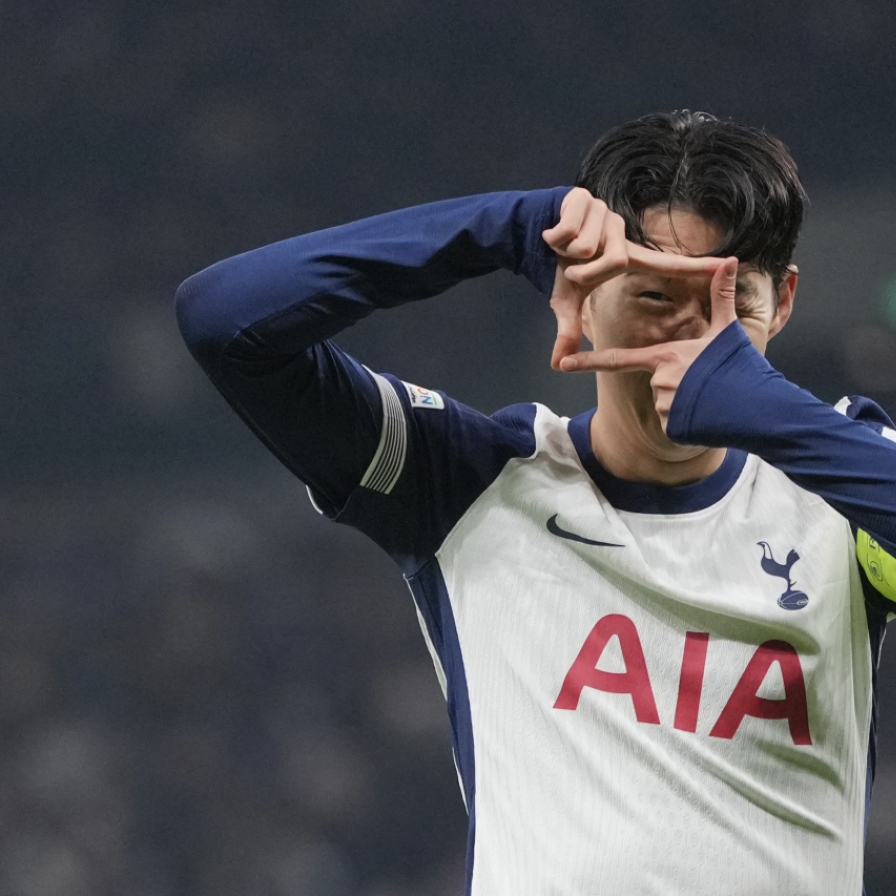 Son Heung-min scores penalty in Europa League draw vs. Roma